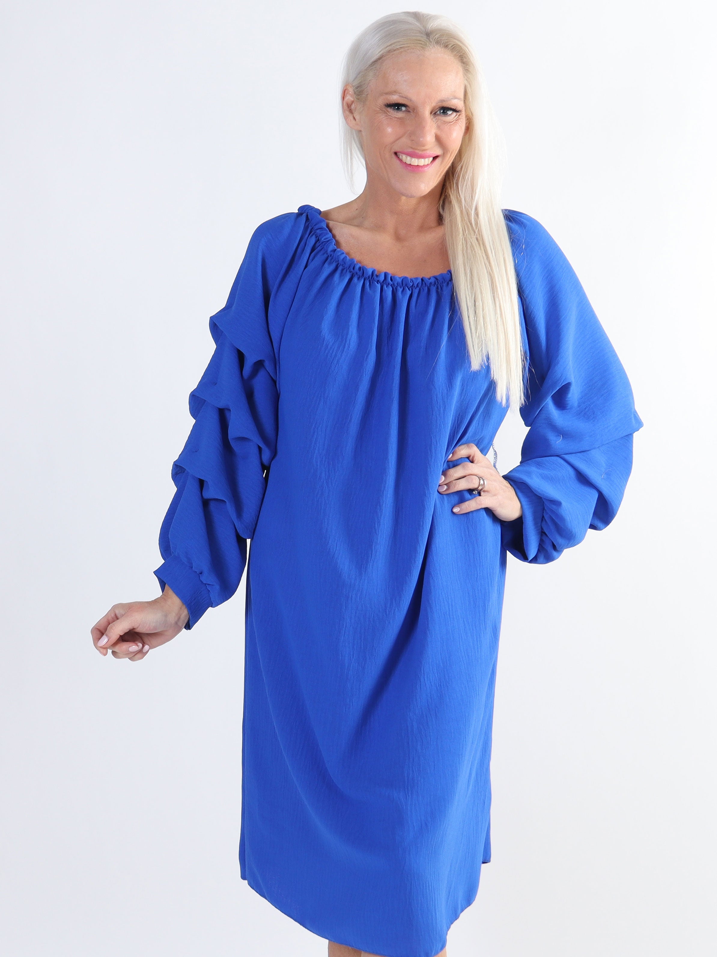 Joanna - Klänning i viskos med rynkad ärm i stora storlekar